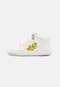 Baskets montantes blanches en matériau synthétique, avec un design brodé de Tweety Bird sur le côté extérieur et une semelle en caoutchouc texturée.