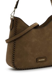 Sac à bandoulière en daim marron avec un design incurvé, des détails en surpiqûre sur les côtés et une bandoulière ajustable avec un accent en métal doré.