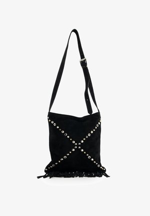 Zwarte schoudertas van suède met verstelbare riem, zilveren studs in een X-patroon gerangschikt en franjes aan de onderkant.