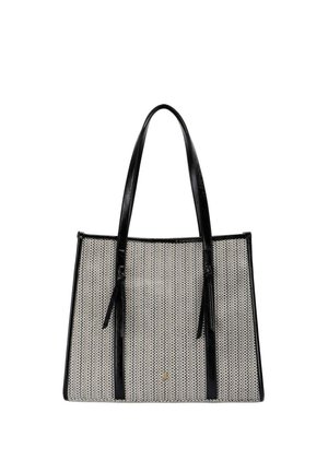 Bolso tote rectangular con asas y bordes de cuero negro, con cuerpo tejido en beige y negro con patrón.
