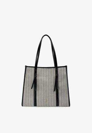 Bolso tote rectangular con asas y bordes de cuero negro, con cuerpo tejido en beige y negro con patrón.