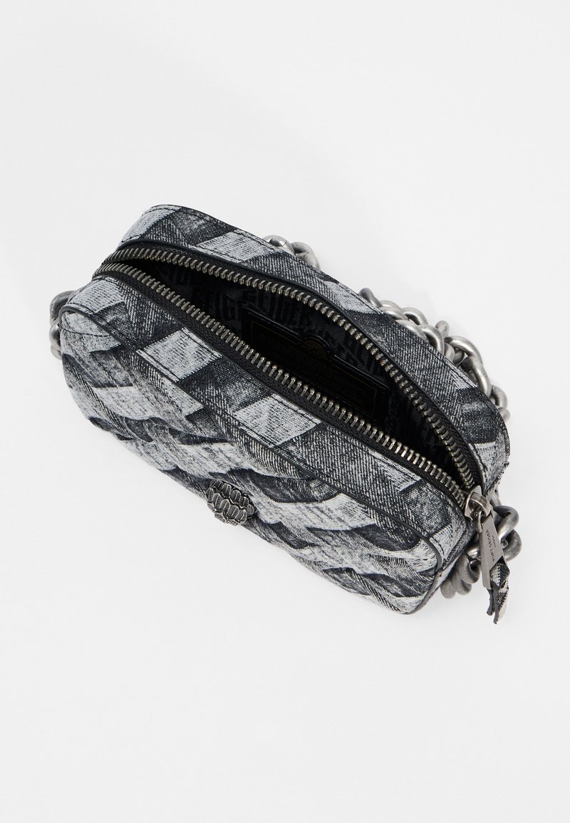 Schwarz-weiße gewebte Denim-Tasche mit Reißverschluss, Kettenakzenten und strukturiertem Körper. Verfügt über ein gemustertes Innenfutter.