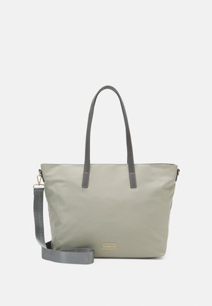 Sac fourre-tout gris en tissu lisse avec deux longues poignées et une bandoulière amovible. Présente un logo de marque doré à l'avant.