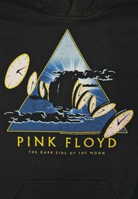 Mustapaita, jossa on sininen ja keltainen graafinen kuva pyramidista, kellotauluista ja pilvistä, sekä tekstit "PINK FLOYD" ja "THE DARK SIDE OF THE MOON."