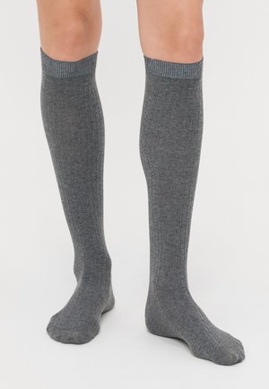 Hallide hallikneesokid, millel on ribbed tekstuur, pehme viimistluse ja kontrastsete servadega. Kangas on kerge ja elastne.