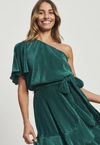 TUSSAH SOFFY MINI - Koktailové šaty/večierkové šaty - emerald plisse