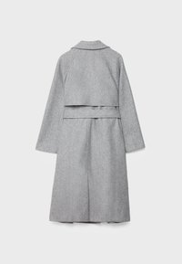 Long manteau en laine gris avec une taille cintrée par une ceinture, des manches larges et un soufflet d'orage sur le haut du dos, présenté sur un fond clair uni.