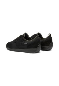 Zapatillas negras con una parte superior de tejido texturizado y detalles de ante, con una suela flexible y un cuello acolchado para mayor comodidad.