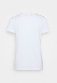 Vit bomull t-shirt med korta ärmar, rund halsringning och en enkel, slät textur. Inga tryckta mönster eller designer synliga.