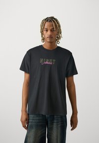 Night Addict T-shirts med print - black