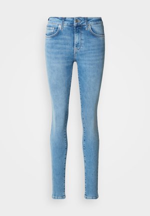Jean skinny bleu clair en denim, présentant un design classique à cinq poches, une fermeture éclair à l'avant et un bouton, avec une texture lisse.