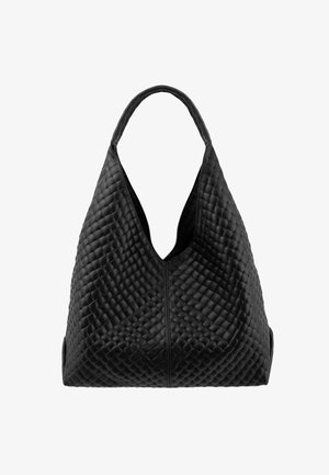 Czarna skórzana torba na ramię z pikowanym wzorem w kształcie diamentu i pojedynczym szerokim paskiem, o konstrukcji z głębokim, w kształcie litery V, otwarciem.