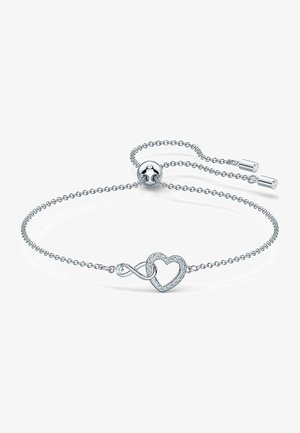 Bracciale d'argento con design a catena che presenta un cuore e il simbolo dell'infinito, arricchito da piccole pietre trasparenti, lungo regolabile con chiusura a pallina scorrevole.
