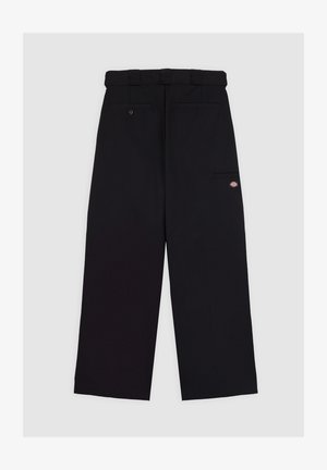 Czarne spodnie wykonane z tkaniny o gładkiej teksturze. Posiadają prostą nogawkę, talię z pasek i kilka kieszeni.