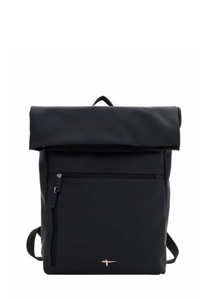 Zaino roll-top nero realizzato in un materiale liscio e resistente, con una tasca anteriore con zip e un discreto dettaglio del logo rosa. Spallacci regolabili.