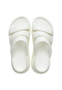 Weiße Slipper mit drei breiten Riemen, aus weichem Material gefertigt. Strukturierte Decksohle und glatter Boden mit minimalistischem Design.