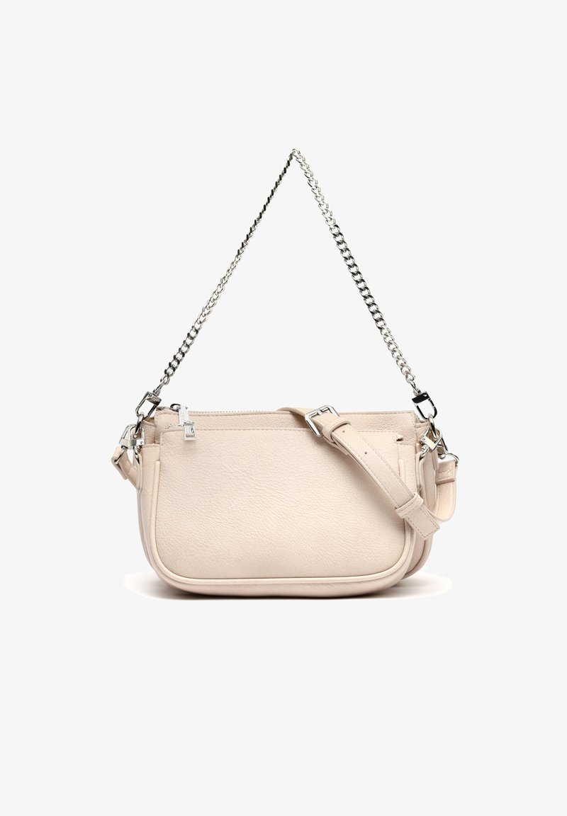 Pequeño bolso de mano de cuero beige con cadena plateada y correa ajustable, con compartimentos con cremallera y bordes redondeados.