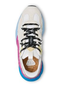 Vit sneaker med nät och mocka, svarta och vita snören, blå och rosa detaljer på sulan, korkinnersula med blommigt logotypdetalj.