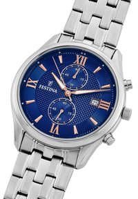 Orologio in acciaio inox color argento con un quadrante blu testurizzato, numeri romani in rosso oro, due sottoquadranti e un display della data nella posizione delle 6.