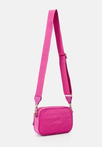 Guess GEMMA CROSSBODY CAMERA - Torba preko tijela - vivid rose