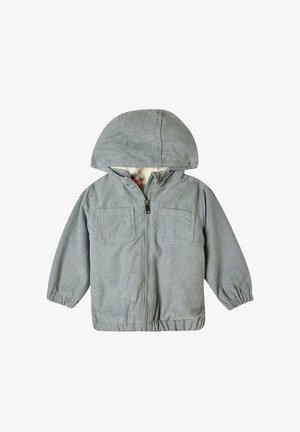 Chaqueta de corduroy gris con cremallera y capucha, puños elásticos, dos bolsillos frontales y un forro suave. Presenta una textura acanalada vertical.