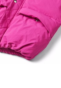 Vatteret pufferjakke i lys pink. Har en glat, shiny tekstur, elastiske manchetter og en trykknap-lommer detalje.