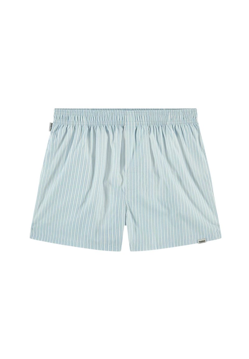 Boxers bleu clair et blancs à rayures, dotés d'une taille élastique et d'une petite étiquette logo en bas à droite. Texture de tissu douce.