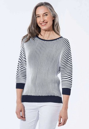 Gestreepte trui in marineblauw en wit breiwerk, met ¾-mouwen, een brede halslijn en geribbeld elastiek aan de mouwen en de onderkant. Gecombineerd met witte broek.
