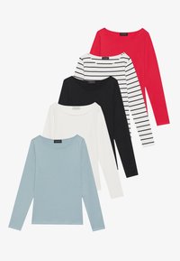 Vijf langärmige shirts in verschillende kleuren: rood, zwart, wit, zwart-wit gestreept en lichtblauw; allemaal hebben ze een ronde halslijn.