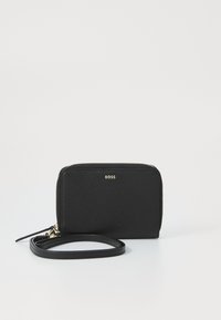 Zwarte leren portemonnee met een ritssluiting, textuurafwerking en gouden hardware accenten. Inclusief een afneembare polsband.