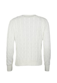 Pulover alb tricotat, cu model cu torsade, manșete și tiv cu margine reiată, decolteu rotund și suprafață texturată.