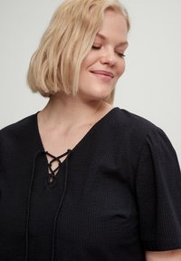 Triangle AUS SEERSUCKER - Blusa - schwarz