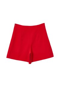 Shorts rouges avec un design sur mesure, présentant une texture lisse, des plis et un détail de fermeture à glissière sur le côté.