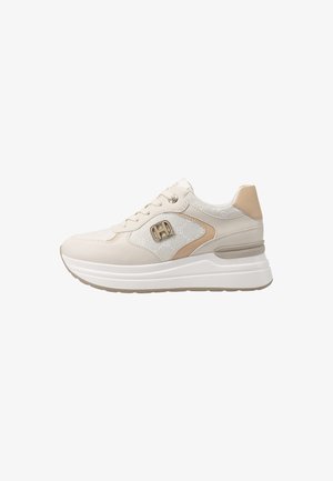 Sneaker beige e bianca con zeppa, chiusura frontale con lacci, pannelli in mesh con motivo a marchio e dettaglio in tonalità marrone alla caviglia e sul fianco.