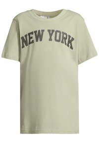 Šviesiai žalia medvilninė marškinėliai su trumpomis rankovėmis ir apvaliu kaklu, su tamsiai pilku užrašu "NEW YORK" spausdintu per krūtinę.
