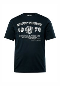 Námořnická modrá bavlněná tričko s krátkým rukávem, s bílým textem a grafikou: "TROFEJ TROUT 1978" a "VENKOVNÍ A DIVOKÁ PŘÍRODA."