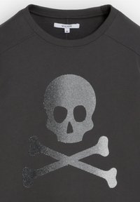 Tummanharmaa collegepaita, jossa on metallinhohtoinen hopeanvärinen kallon ja ristiluuta -kuvio keskilinjassa pyöreän pääntien alla, merkiltään Scalpers, koko M.