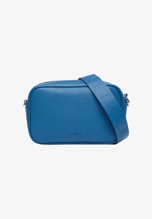 Niebieska skórzana torebka crossbody o prostokątnym kształcie, teksturowanej powierzchni, z zamknięciem na zamek błyskawiczny i regulowanym paskiem. Zawiera tłoczenie logo.