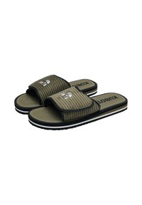 Des chaussons en tissu vert avec une texture côtelée et des brides ajustables. Les semelles en caoutchouc noir présentent des rayures blanches et le logo de la marque. Design plat.