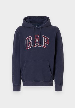 Felpa con cappuccio blu navy con tasca a marsupio frontale e grande logo GAP contornato di rosso sul petto, dotata di cappuccio con coulisse.