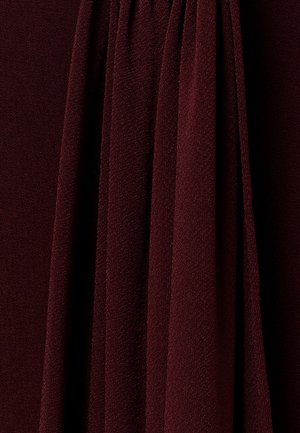Tume burgundia värvi plisseeritud kangas, millel on tekstuuriga ja pehme välimus, luues vertikaalseid voldikuid ja varje.