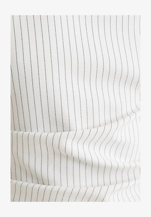 Tejido blanco con finas rayas verticales en azul marino, textura suave y pliegues sutiles. El material parece ligero y ligeramente elástico.