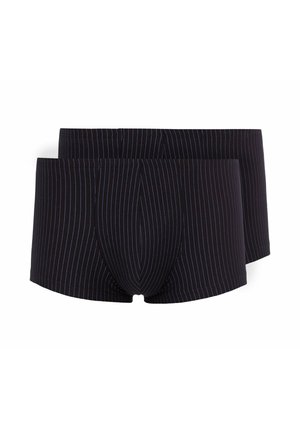 Zwei schwarze Herren-Boxershorts mit dünnen weißen vertikalen Nadelstreifen, nebeneinander auf weißem Hintergrund dargestellt.