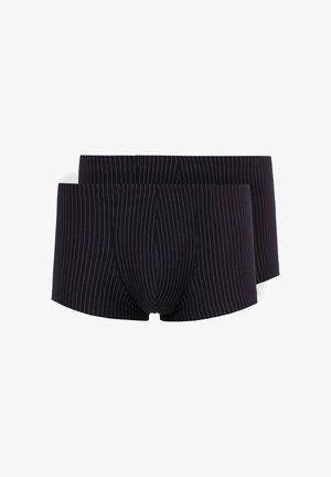 Zwei schwarze Herren-Boxershorts mit dünnen weißen vertikalen Nadelstreifen, nebeneinander auf weißem Hintergrund dargestellt.