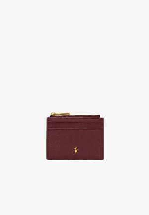 Burgundský texturovaný kožený držák na karty se zlatým zipem a malou zlatou logovou emblémem na přední straně.