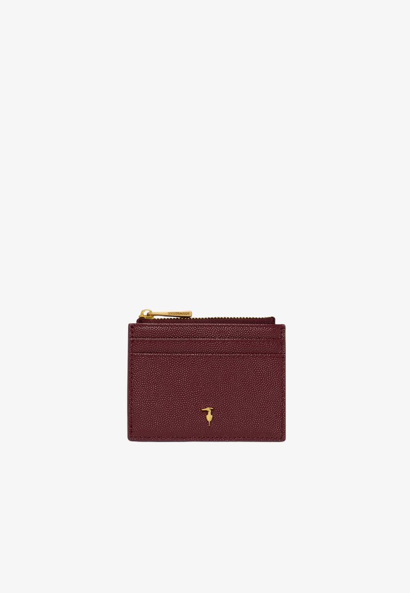 Bordeaux leren kaarthouder met textuur, goudkleurige ritssluiting en een klein gouden logo-embleem aan de voorkant.