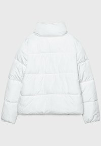 Hvid dunjakke med høj krave, har quiltet design og elastiske manchetter. Fremstillet af blødt stof med en blød tekstur.