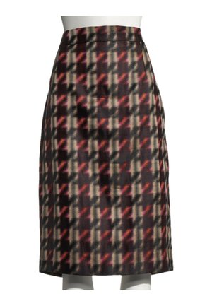 Jupe taille haute longueur genou avec motif à carreaux abstrait noir, beige et rouge sur un mannequin.