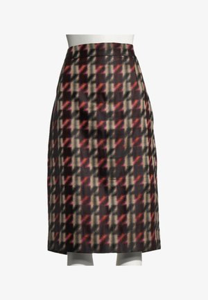 Jupe taille haute longueur genou avec motif à carreaux abstrait noir, beige et rouge sur un mannequin.