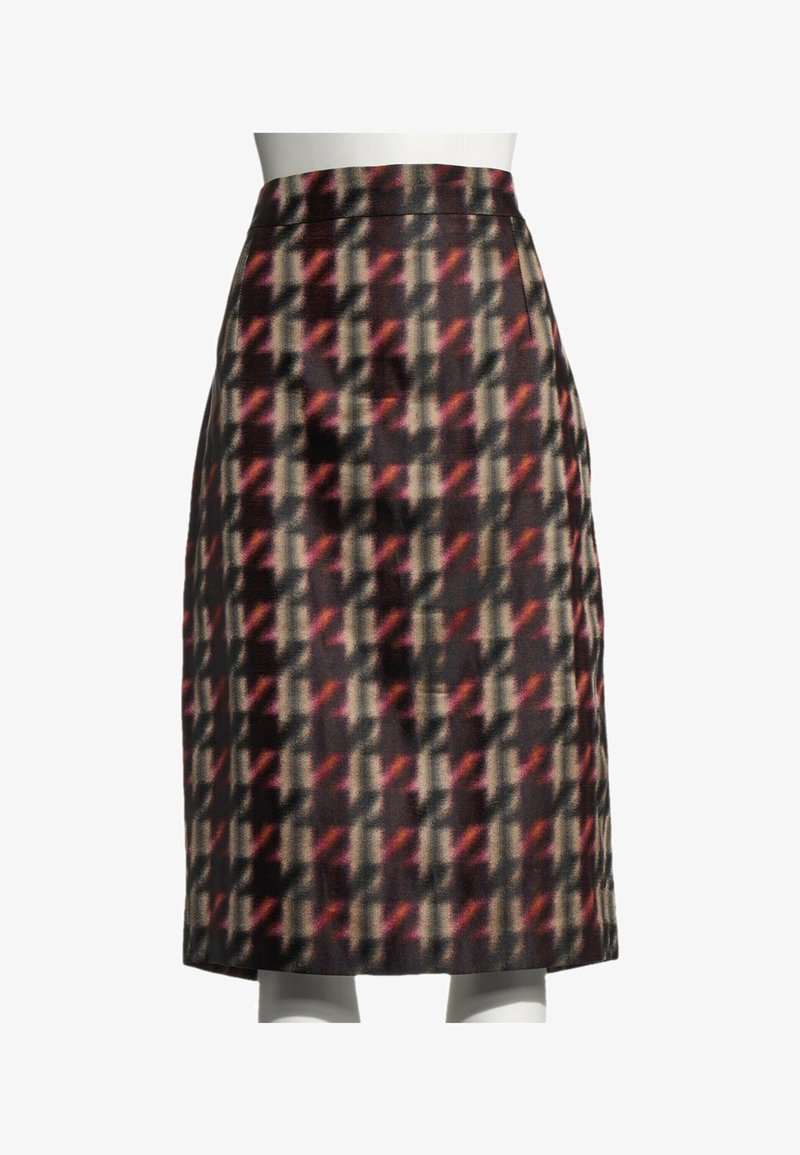 Jupe taille haute longueur genou avec motif à carreaux abstrait noir, beige et rouge sur un mannequin.